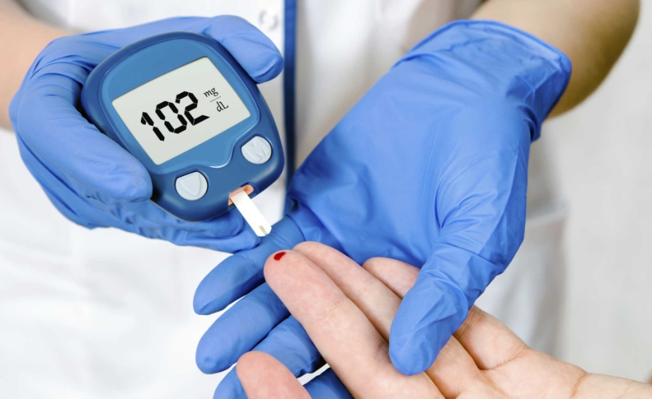 Test della puntura del dito della glicemia a casa per il diabete